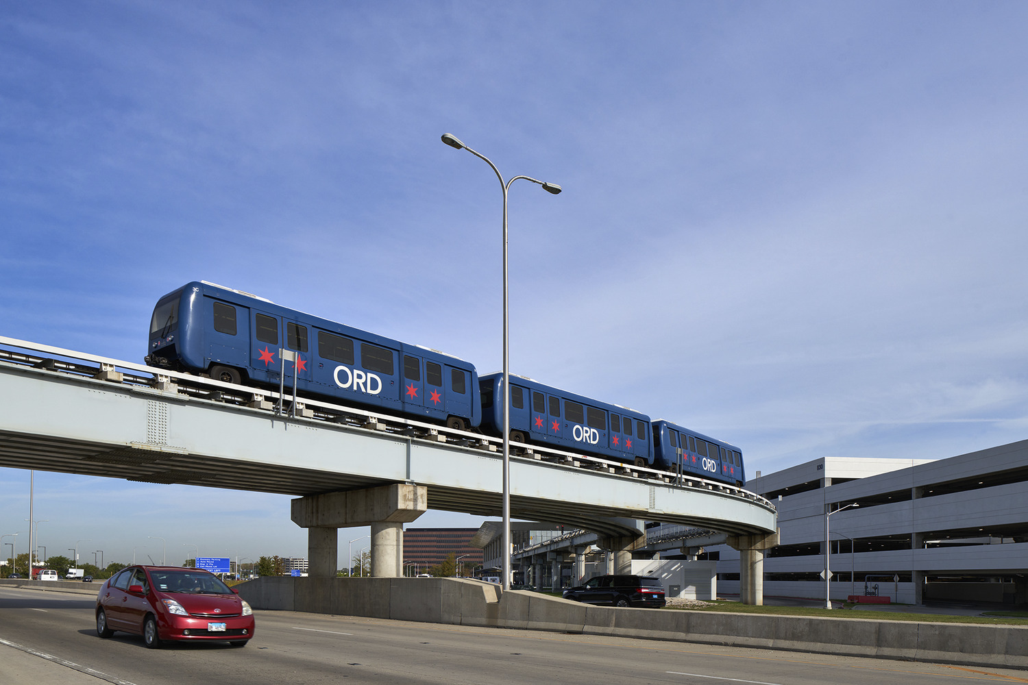 Un train bleu sur un pont.