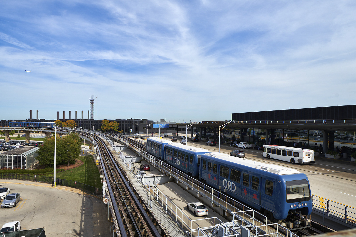 Un train bleu et blanc sur les voies.