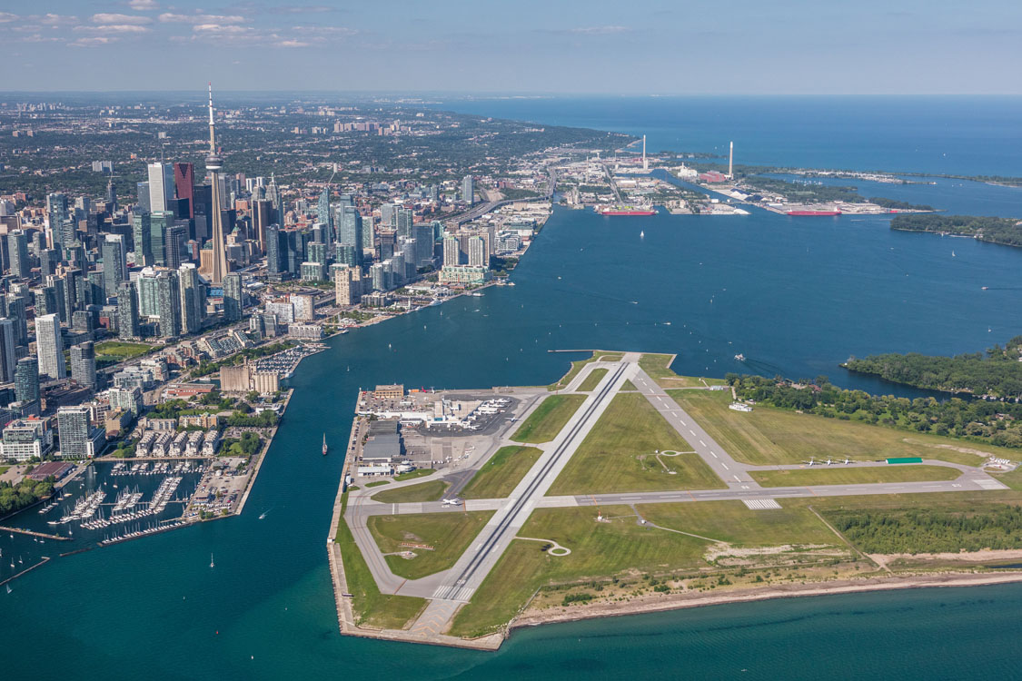 Une vue aérienne de l'aéroport et de la ville de Toronto.