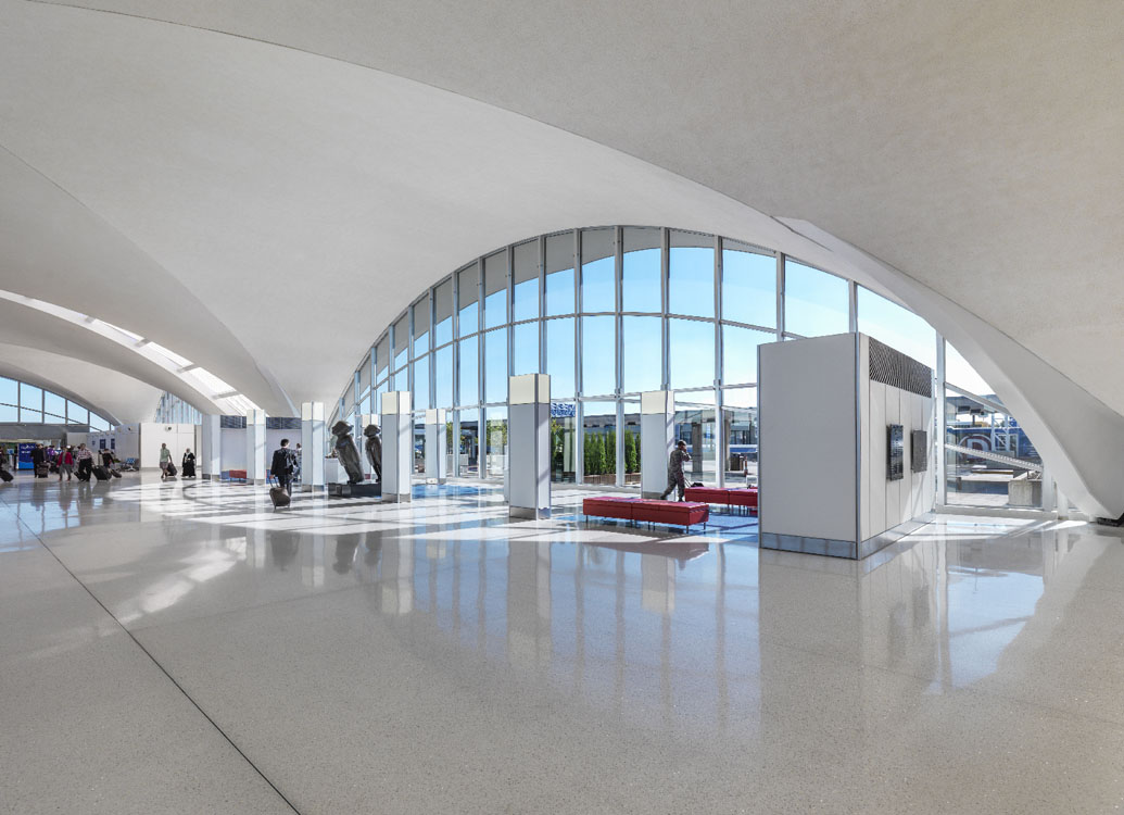 L'intérieur d'un aéroport avec de grandes fenêtres.