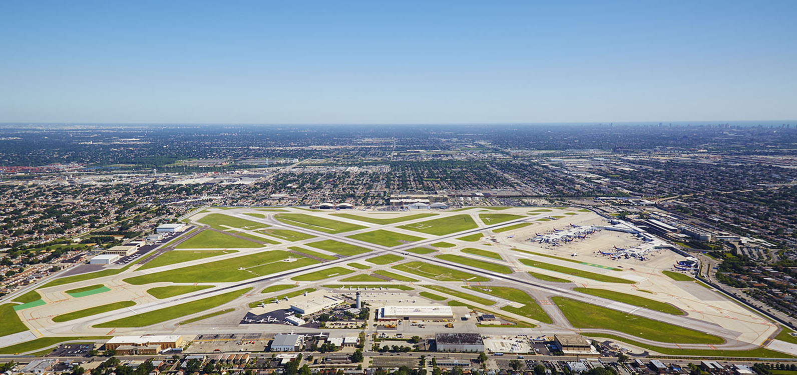 Une vue aérienne d'un aéroport.
