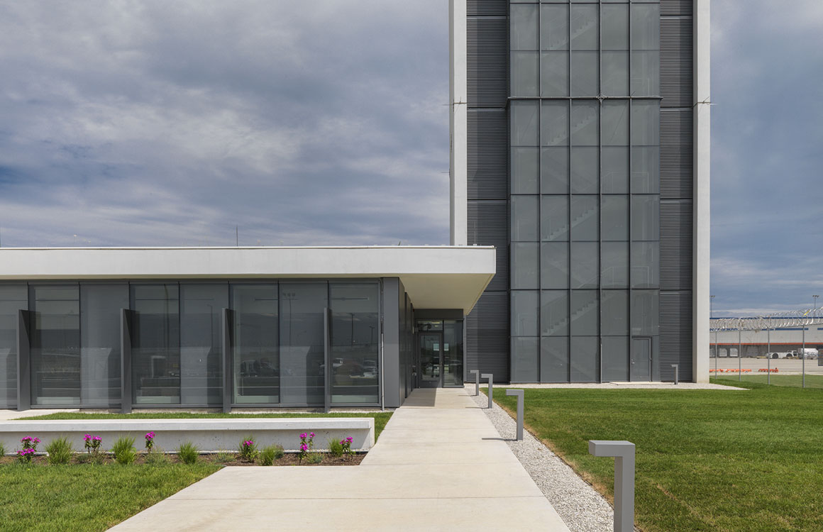 Un grand bâtiment avec une horloge dessus.