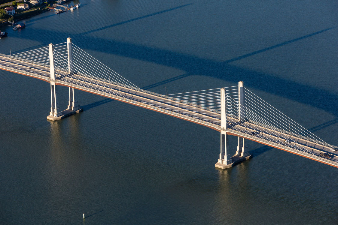 Une vue aérienne d’un pont au-dessus d’un plan d’eau.