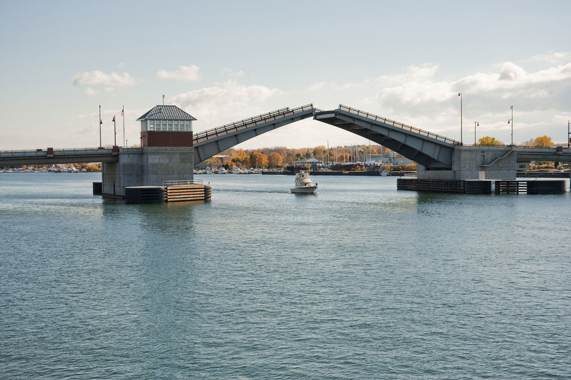 Un pont au-dessus d'un plan d'eau.