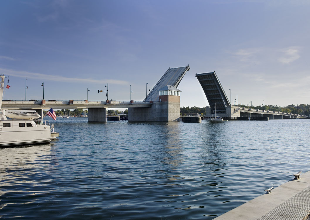 Un pont au-dessus d'un plan d'eau.