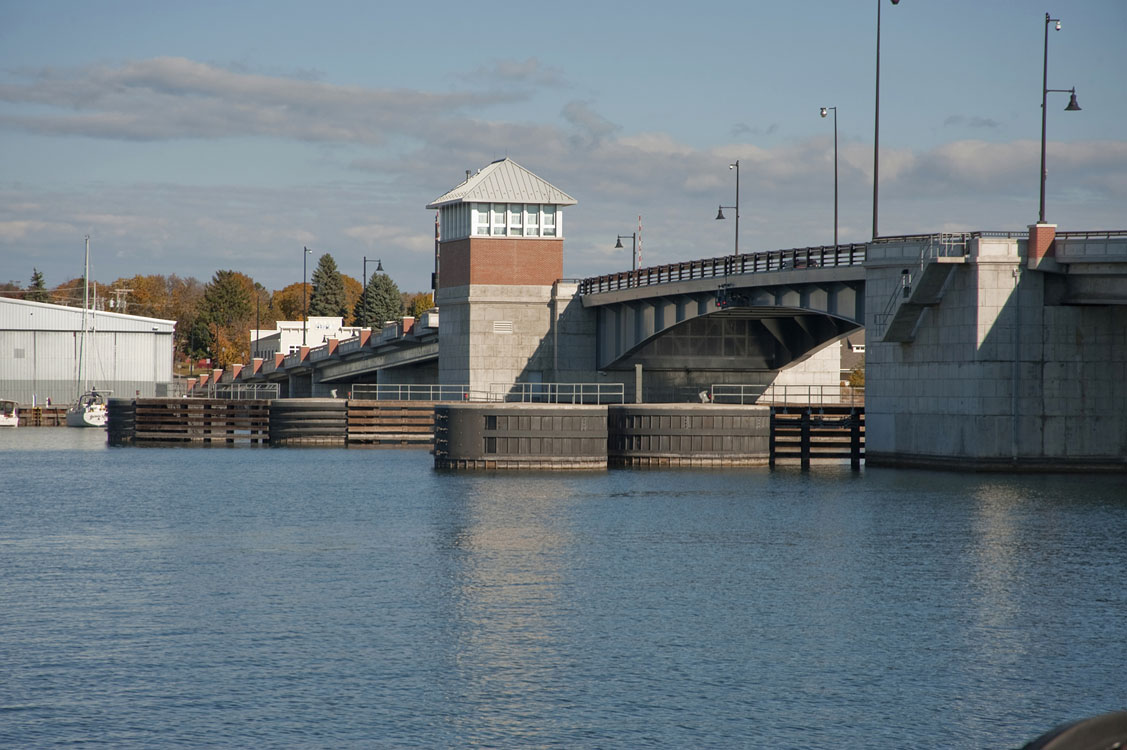 Un pont au-dessus d'un plan d'eau.