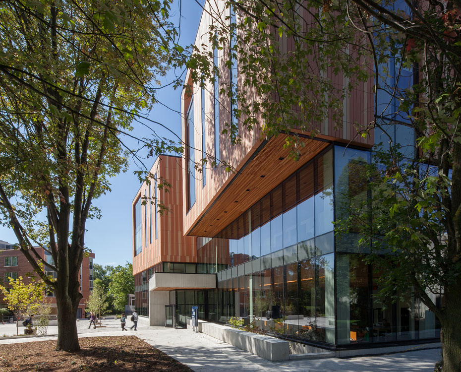 L'extérieur d'un bâtiment avec une façade en verre.