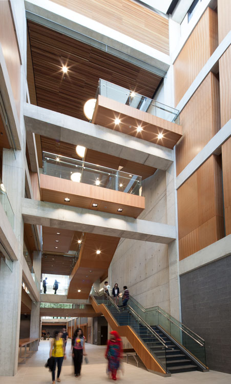 L'intérieur d'un bâtiment avec escaliers et plafonds en bois.