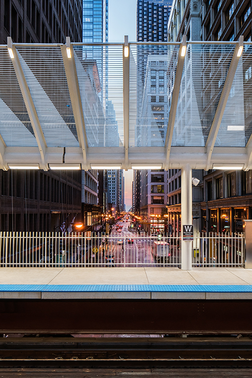 Un train attend dans une gare d'une ville.