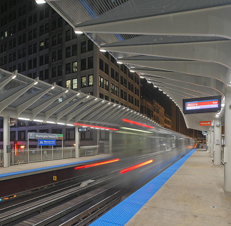 Un train dans une gare la nuit.