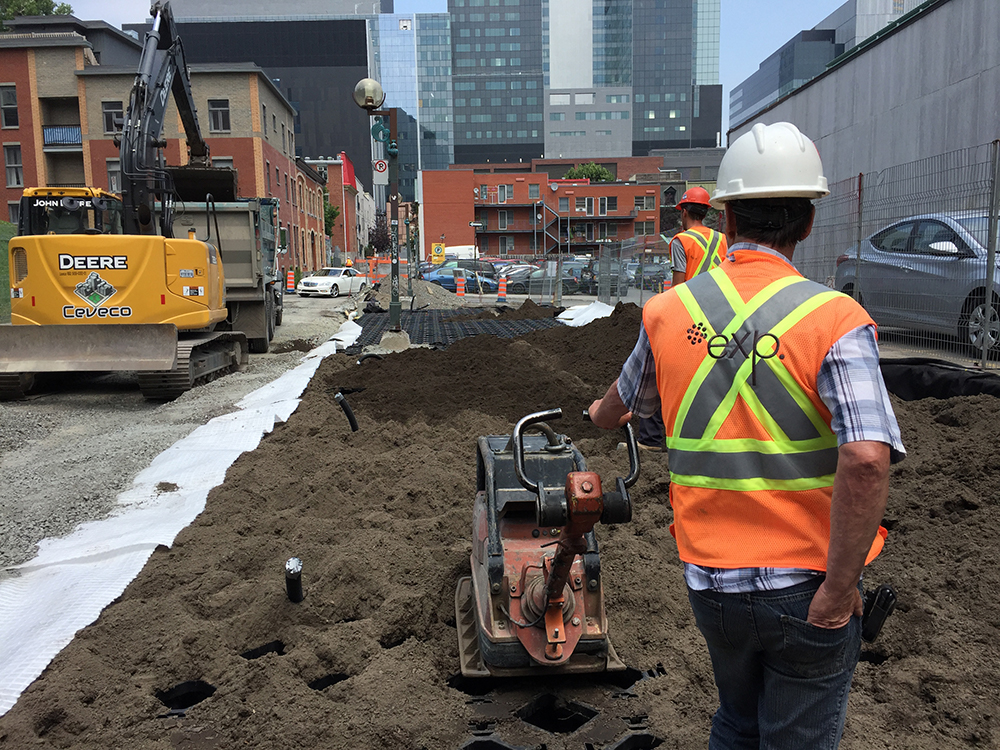 Un homme travaillant sur un chantier de construction.