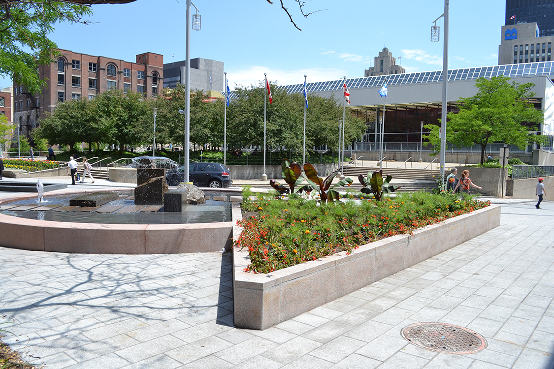 A water fountain in the middle of a city.