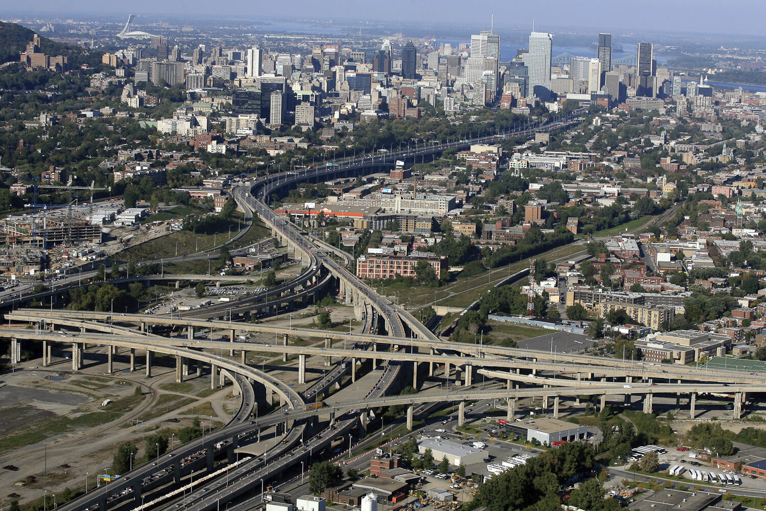 Une vue aérienne d'une ville.