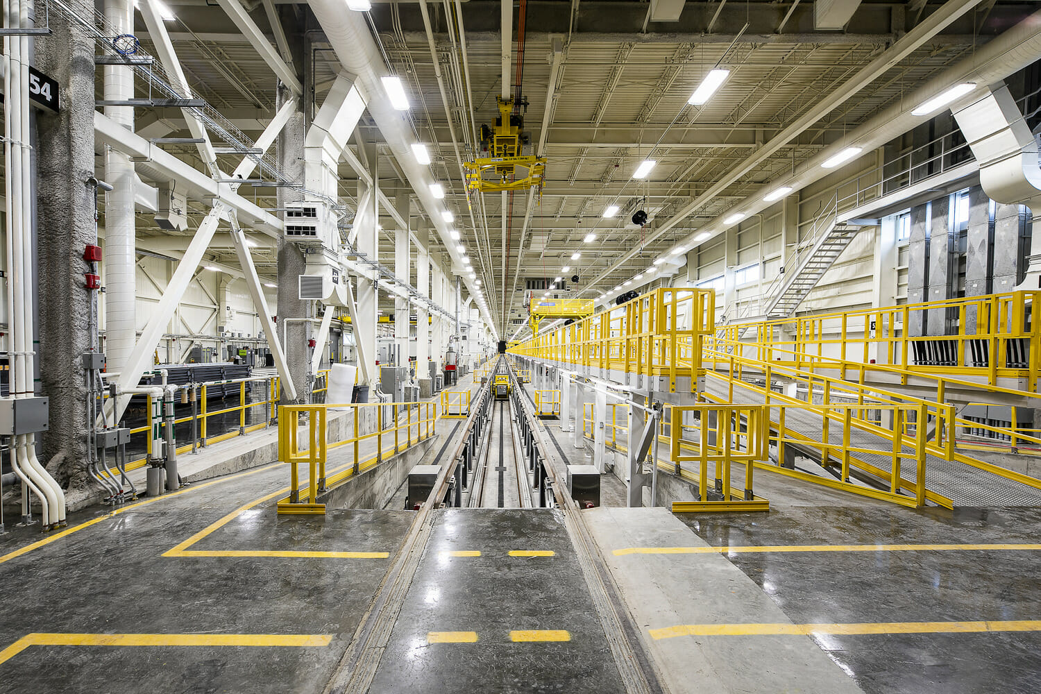 L’intérieur d’une usine aux grilles jaunes.