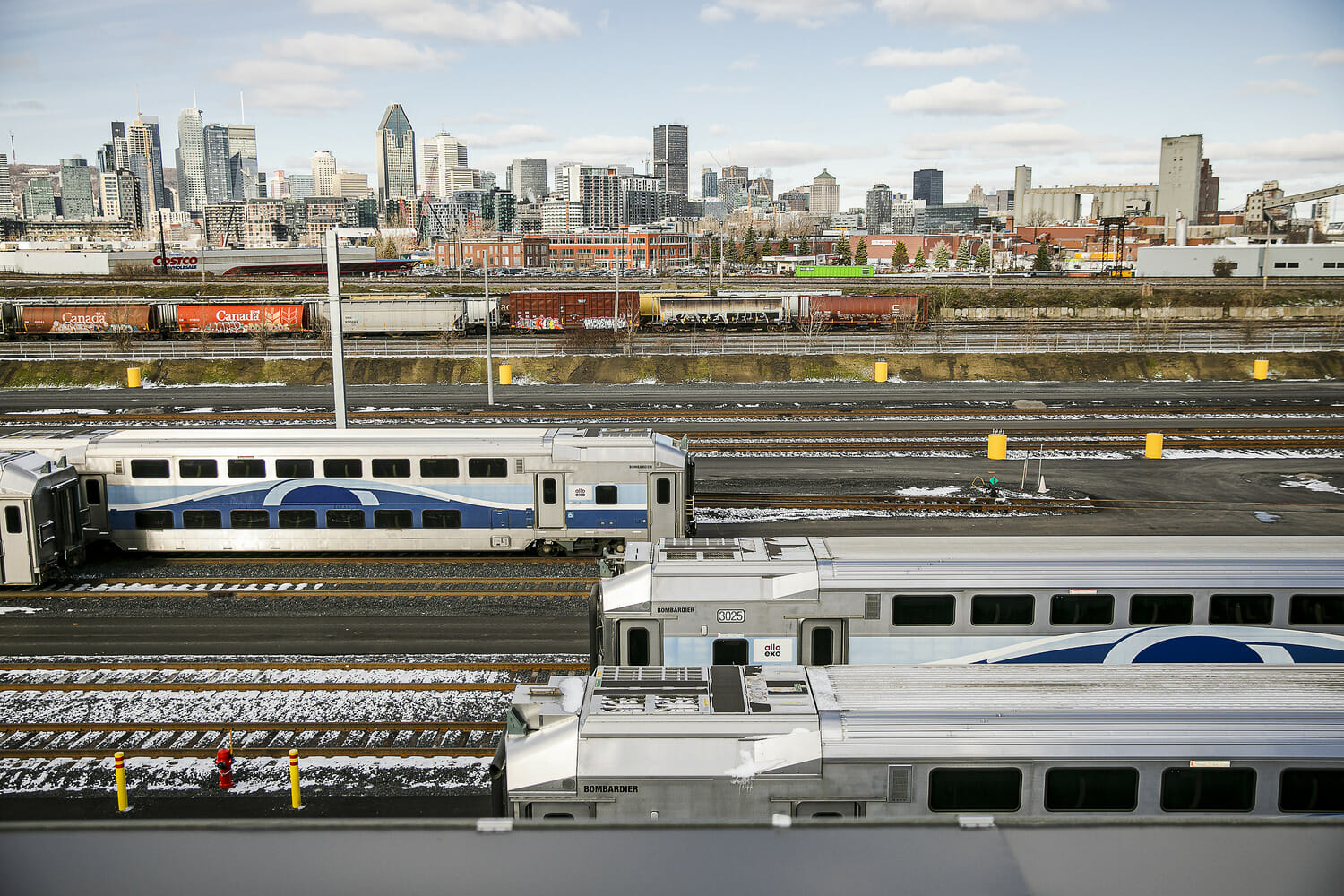 Un train sur une voie ferrée.