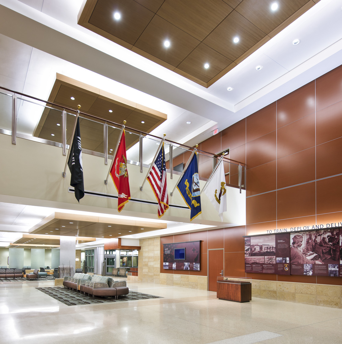 Un hall avec des drapeaux suspendus au plafond.