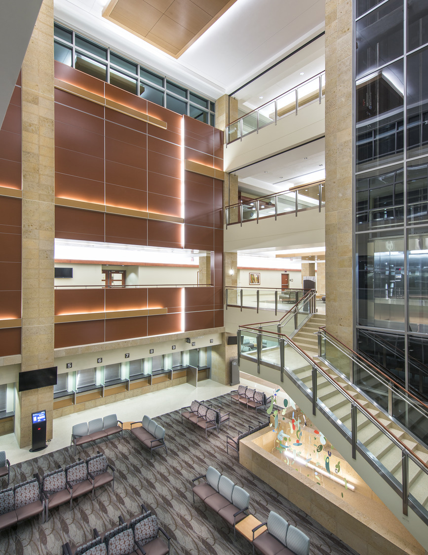 Un grand lobby avec bancs et escaliers.