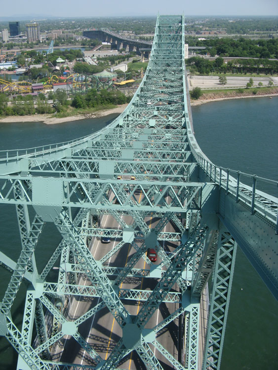 Une vue aérienne d’un pont au-dessus d’un plan d’eau.