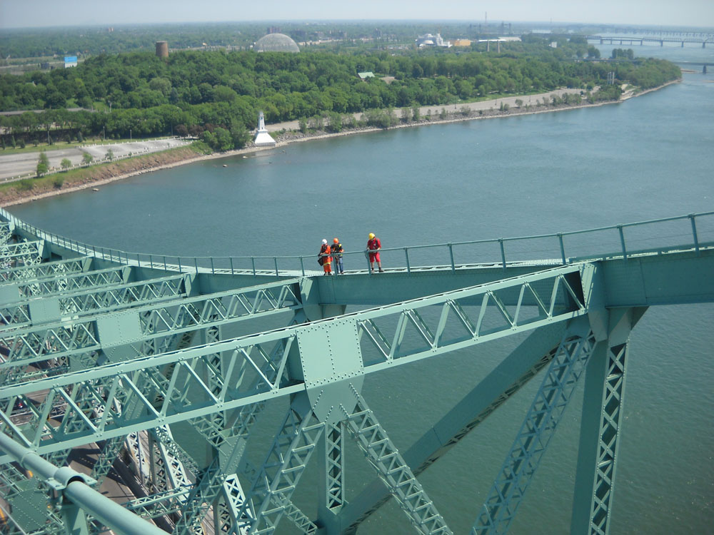 Deux personnes debout au bord d’un pont.