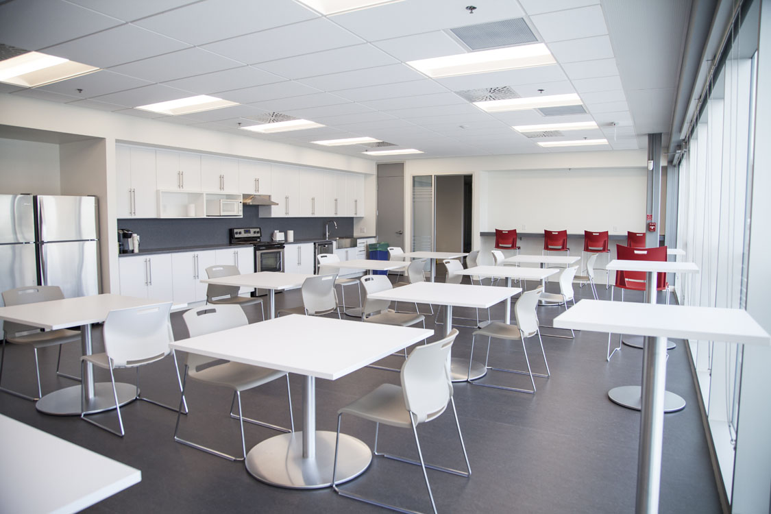 Une salle avec tables et chaises.