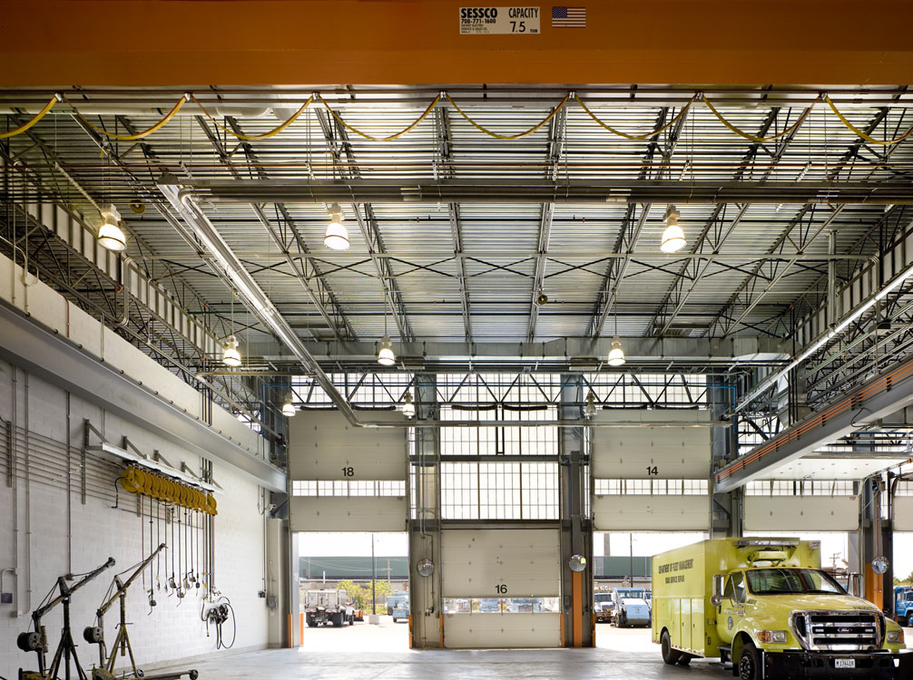 Un camion de pompiers garé dans un garage.