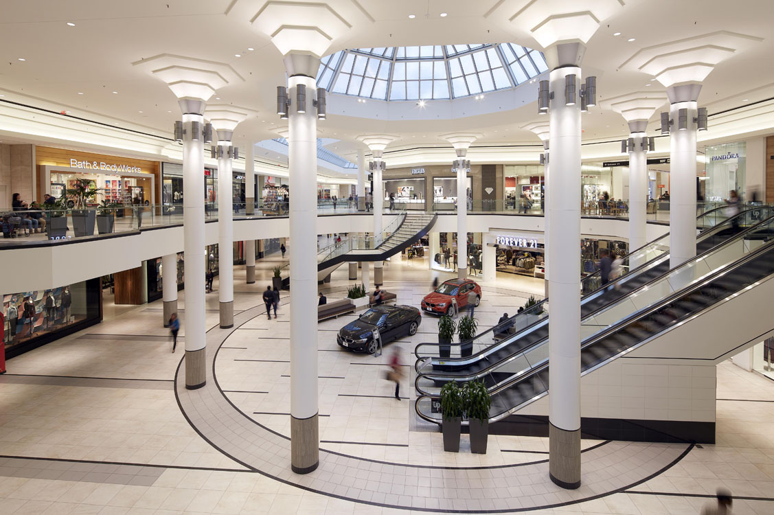 L'intérieur d'un centre commercial.