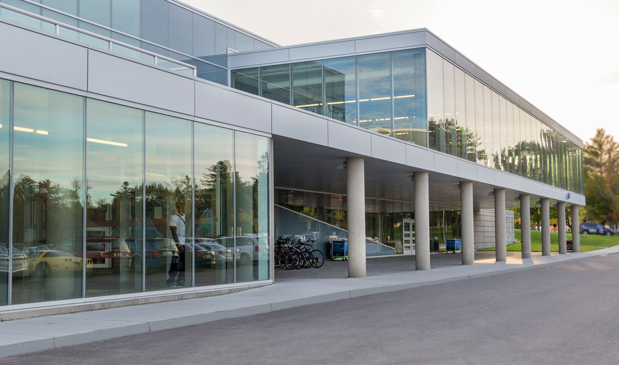 Un grand bâtiment en verre avec beaucoup de fenêtres.