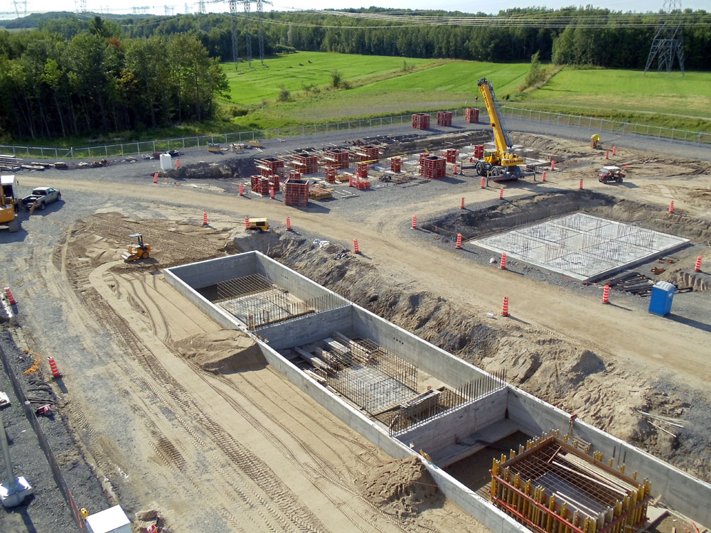 Une vue aérienne d'un chantier de construction.