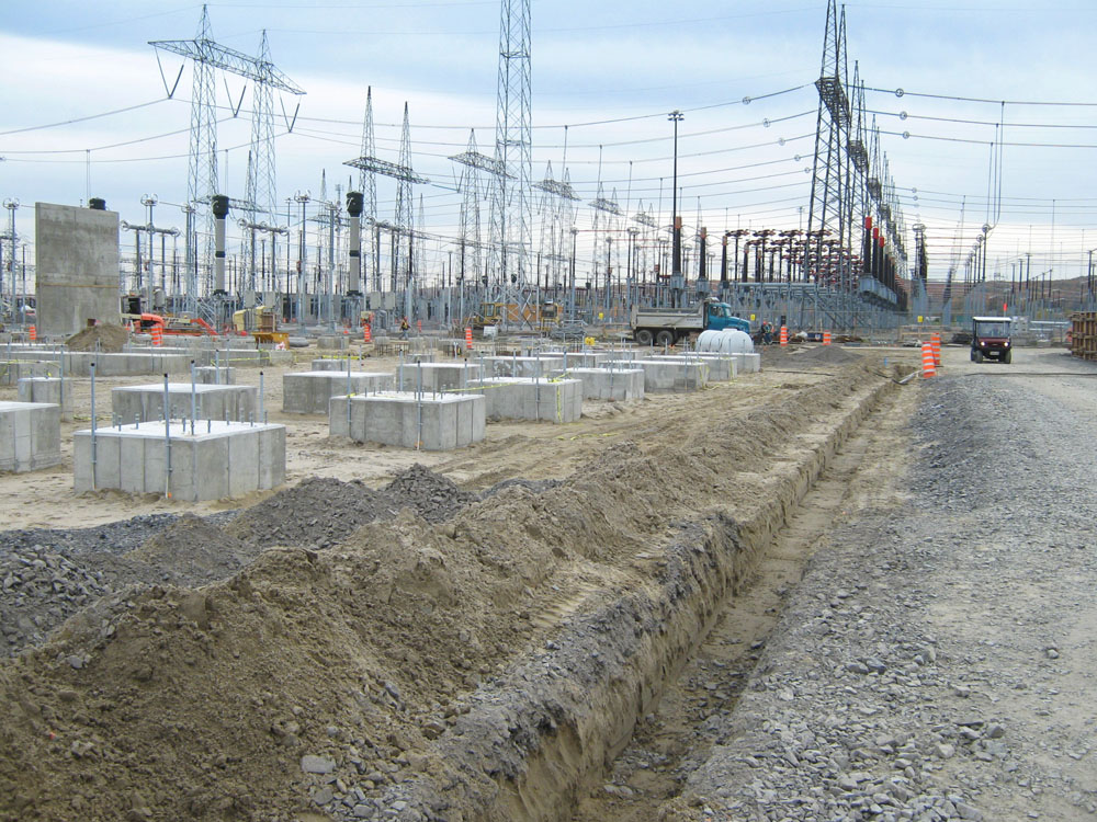 Un chemin de terre au milieu d'un chantier de construction.