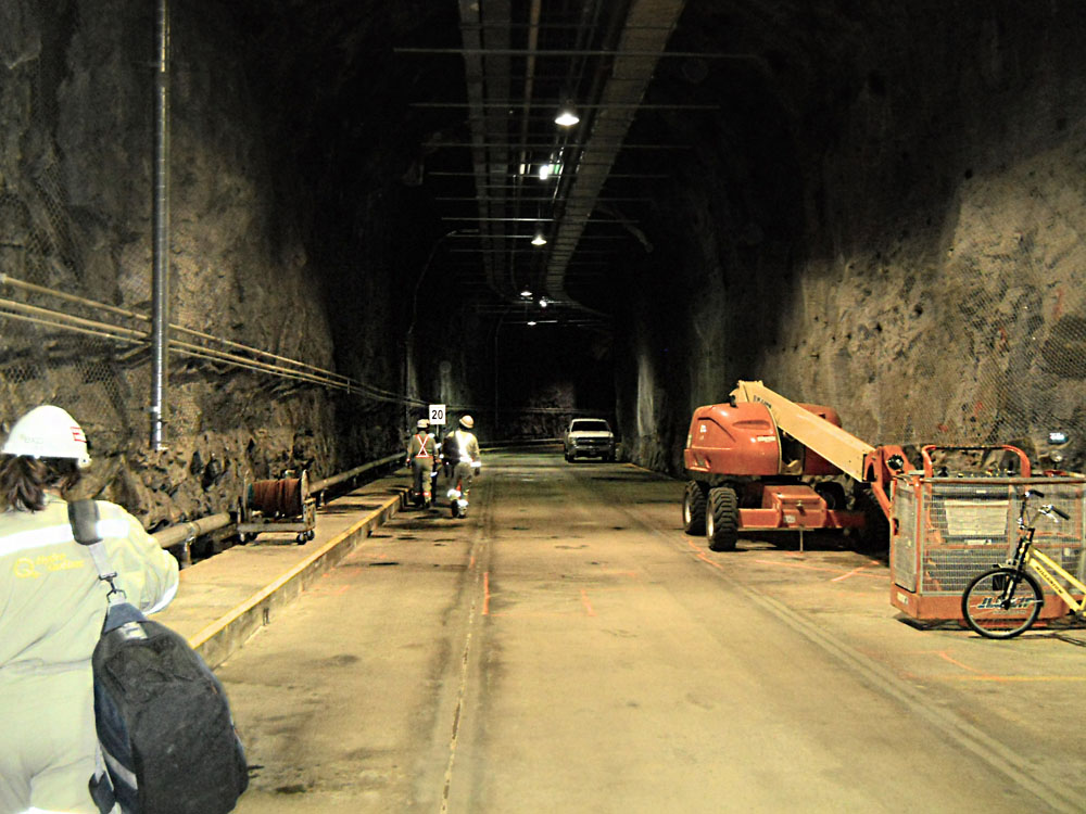 Un homme avec un sac à dos marchant dans un tunnel.