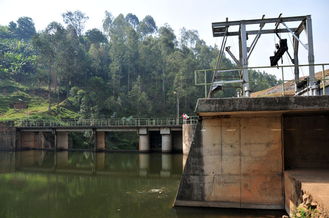 Un pont au-dessus d'un plan d'eau.