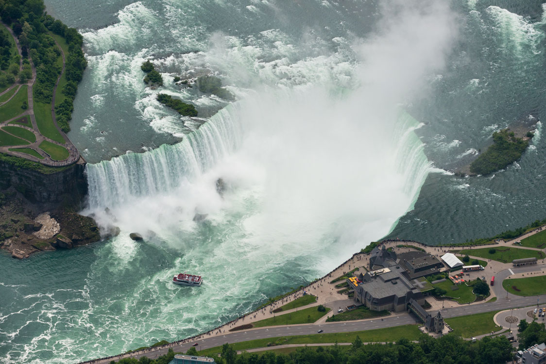 Une vue aérienne des chutes du Niagara.