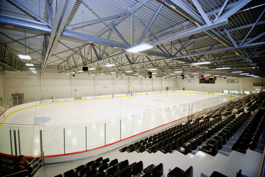 Une grande patinoire couverte.