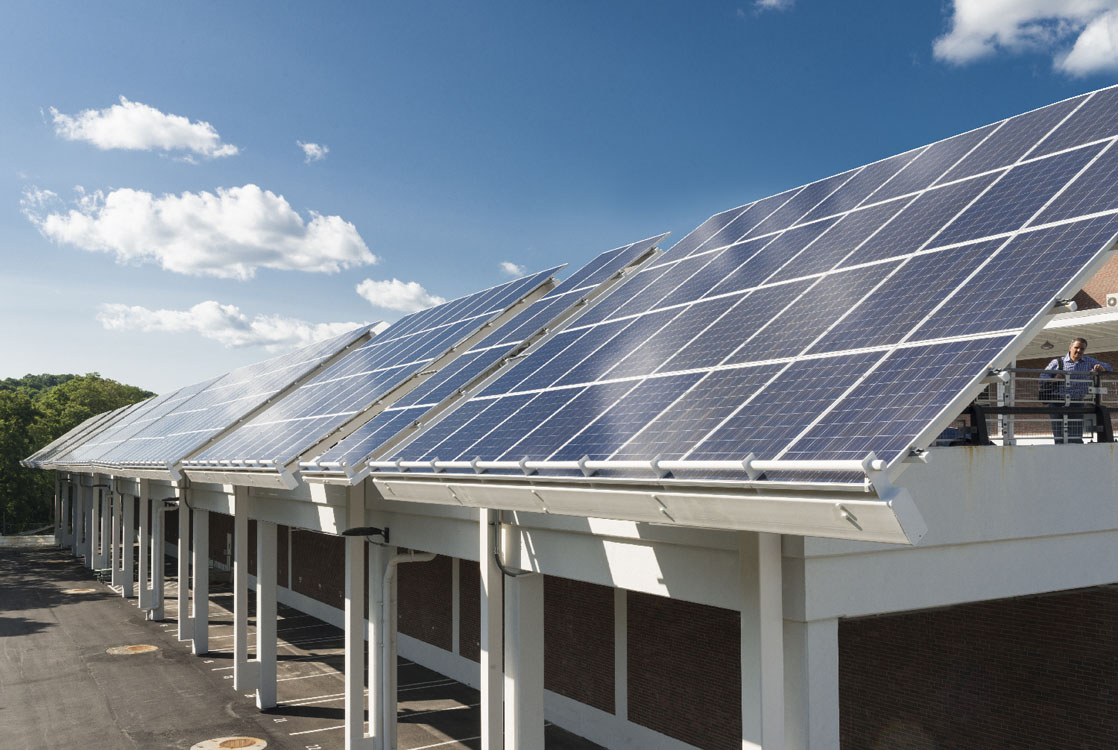 Panneaux solaires sur le toit d'un immeuble.