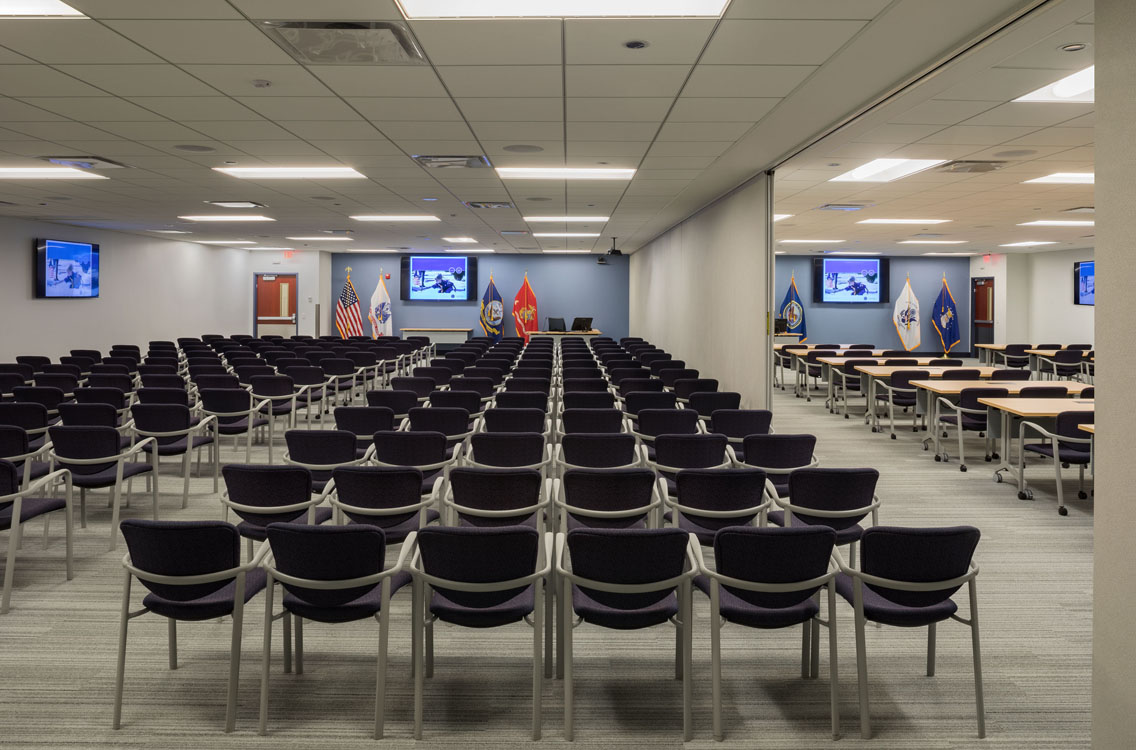 Rangées de chaises dans une salle de conférence.