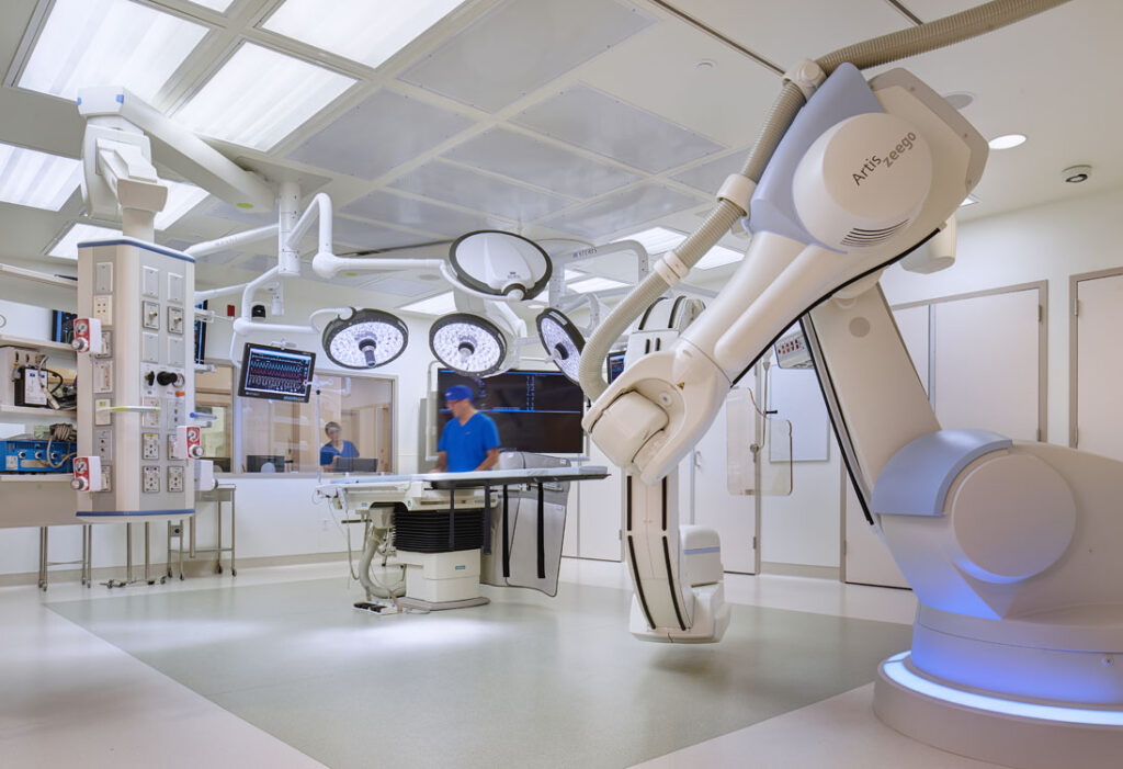 Une chambre d'hôpital avec un robot à l'intérieur.