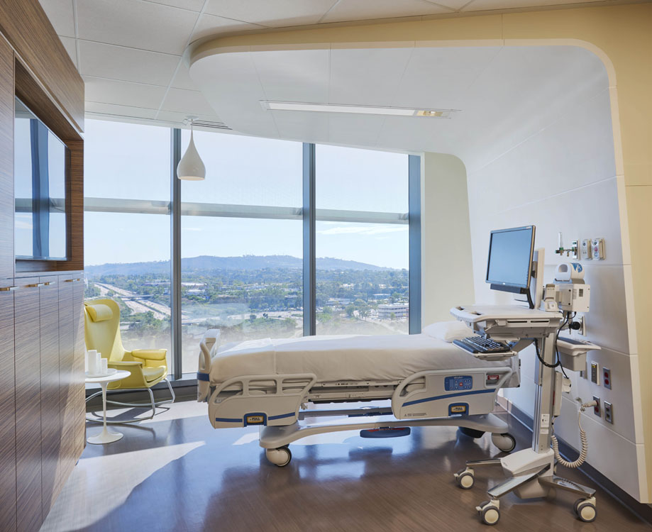 Une chambre d'hôpital avec vue sur la ville.