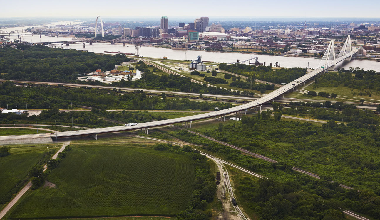 Une vue aérienne d'un pont au-dessus d'une rivière.