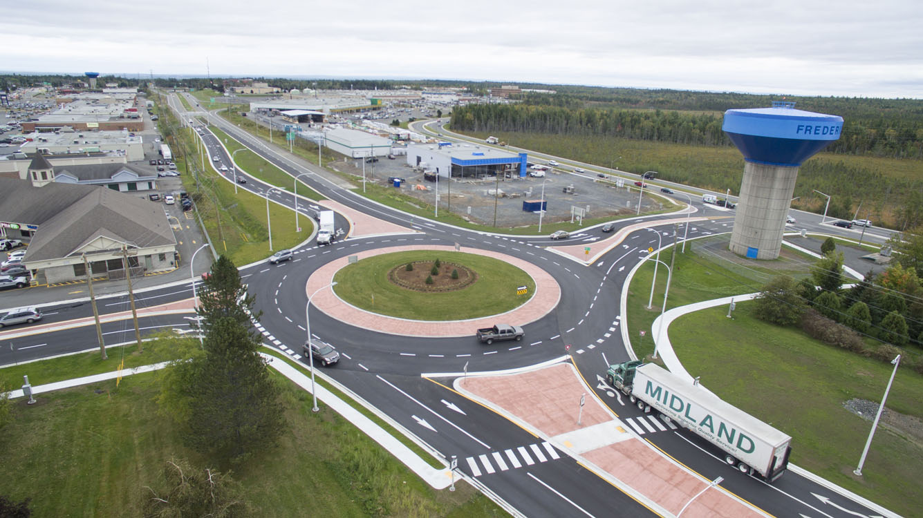 Une vue aérienne d'un rond-point dans une ville.