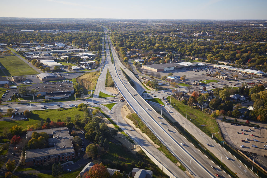 Une vue aérienne d'une autoroute et d'une ville.