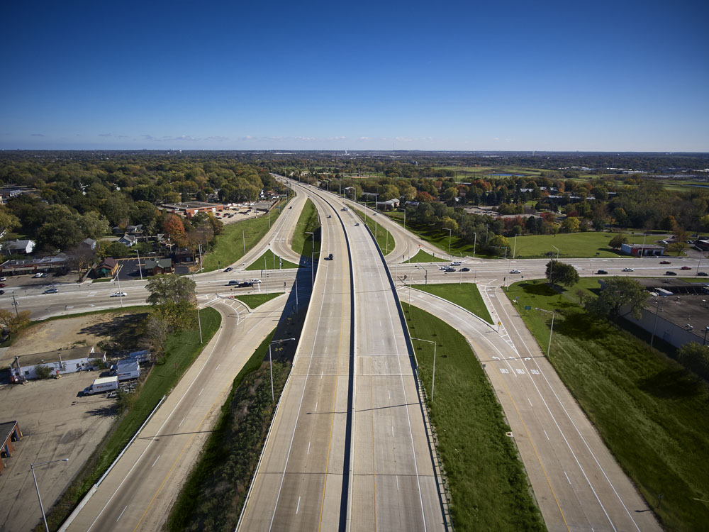 Une vue aérienne d’une autoroute interétatique.