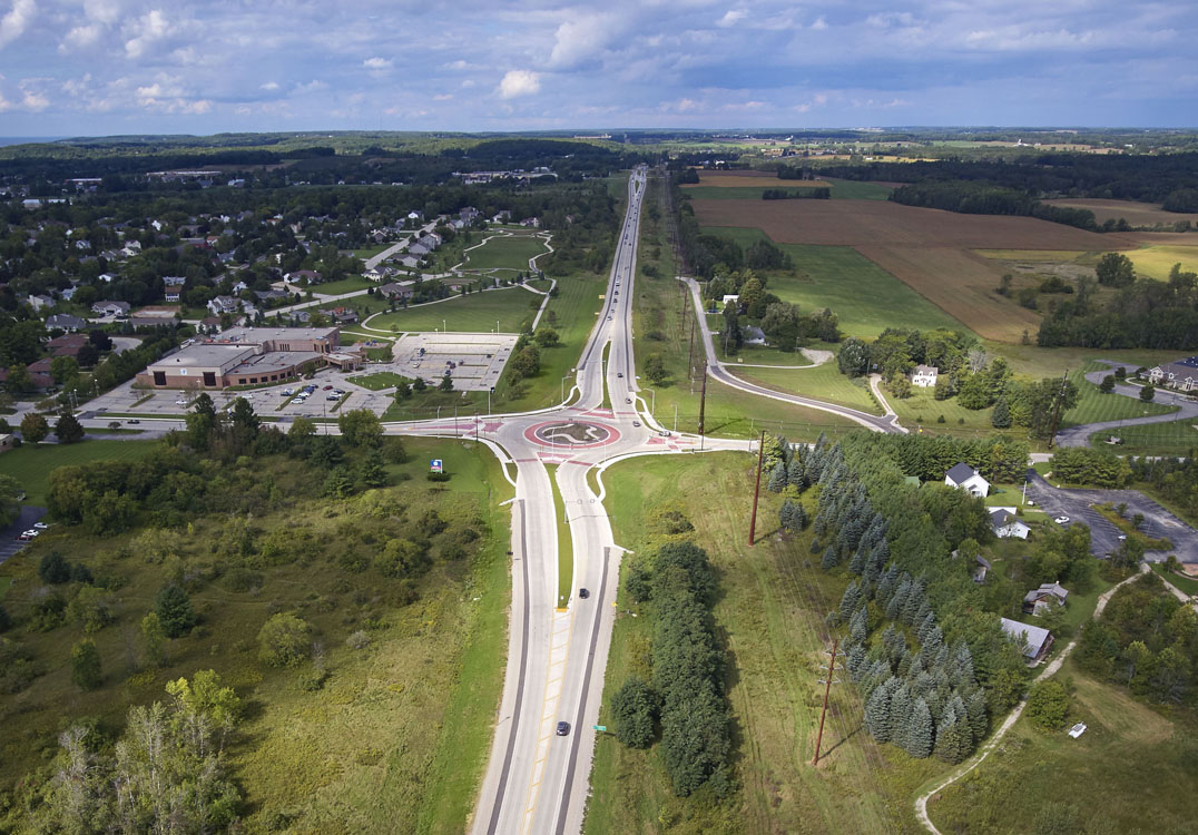 Une vue aérienne d’une intersection d’autoroute.