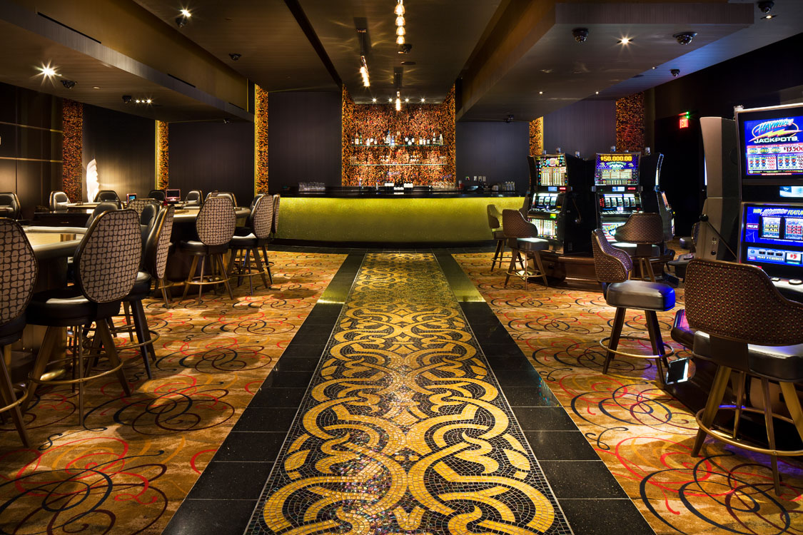 Un étage de casino avec un grand nombre de machines à sous.