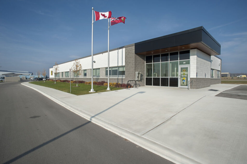 Un drapeau canadien flotte au-dessus d'un immeuble.