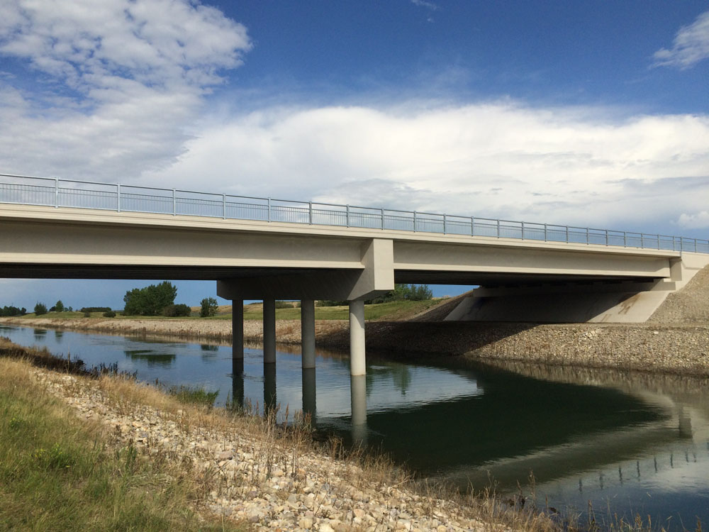 Un pont au-dessus d'un plan d'eau.