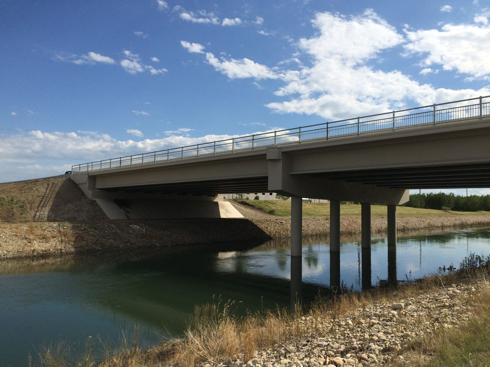 Un pont au-dessus d'un plan d'eau.