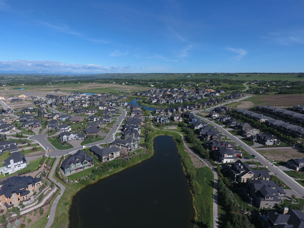 Une vue aérienne d'un quartier résidentiel avec un étang.