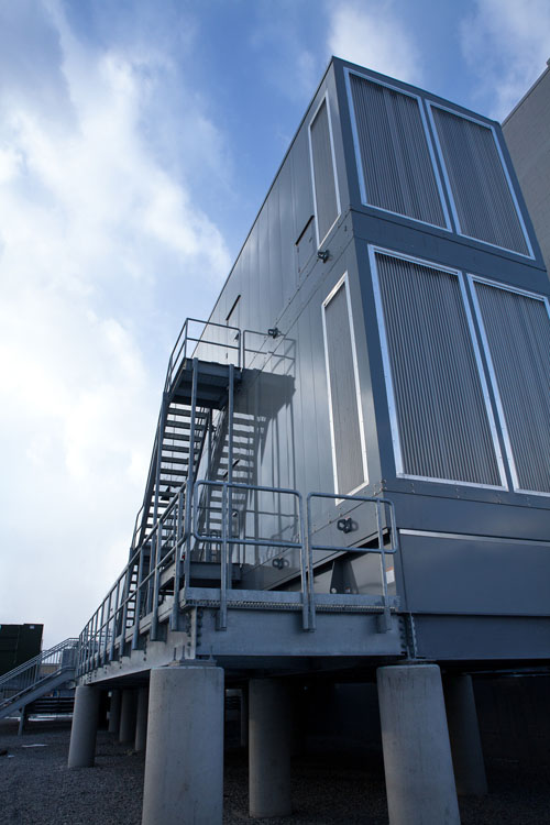 Un bâtiment gris avec des escaliers.