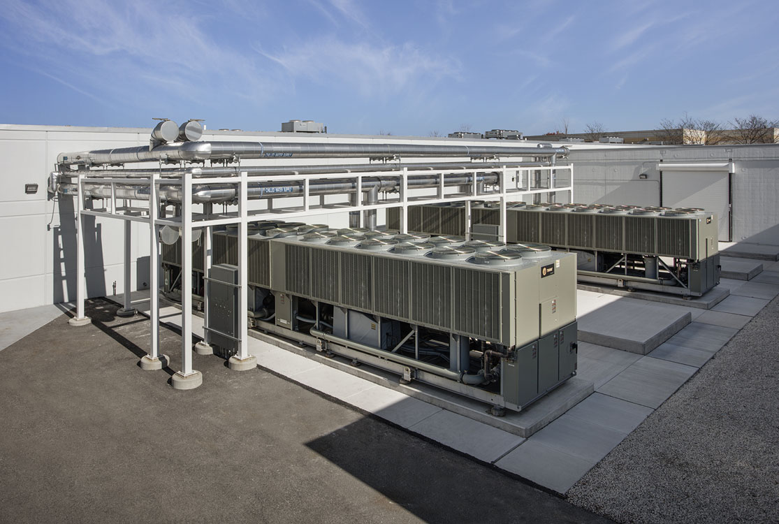 Un grand bâtiment avec un grand nombre de climatiseurs.