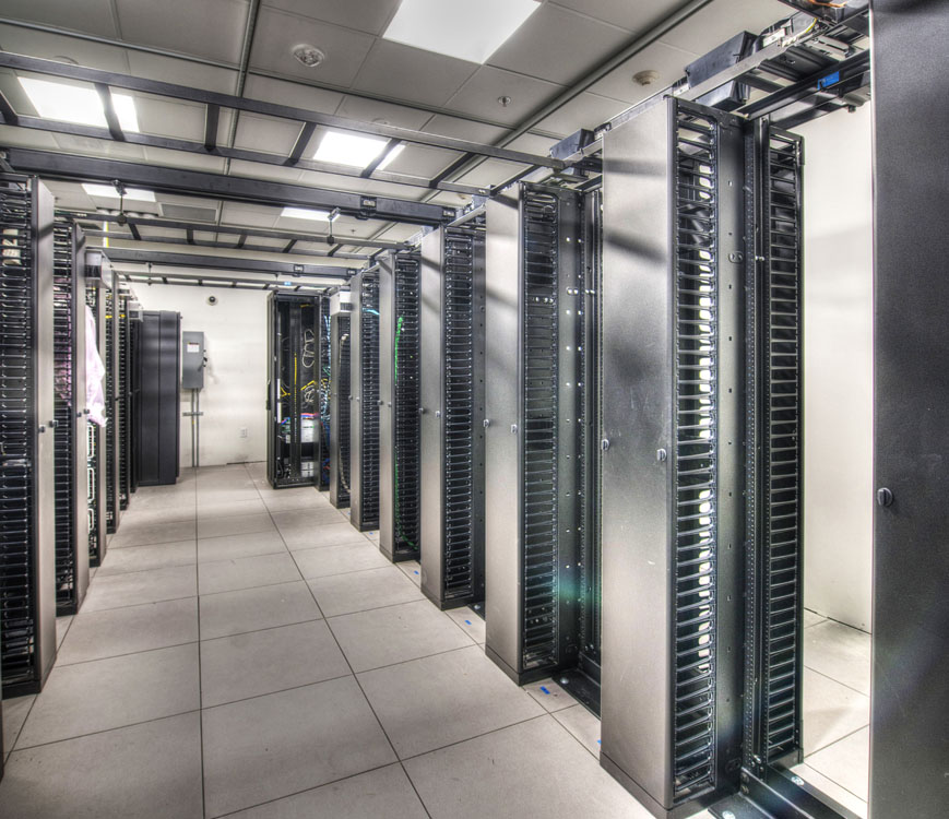 Une rangée de serveurs dans un centre de données.
